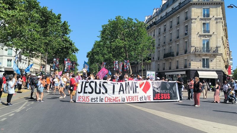 MARCHE POUR JÉSUS 2023 : LES RUES DE PARIS INNONDÉES DE CHRÉTIENS PASSIONNÉS